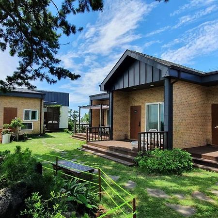 Wind Jeju Cafe & Pension Seogwipo Exterior photo