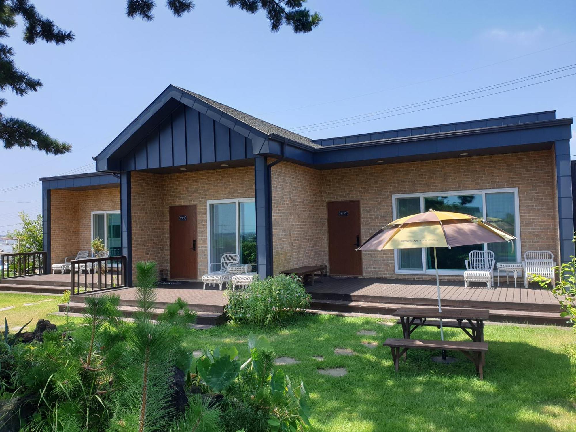 Wind Jeju Cafe & Pension Seogwipo Exterior photo