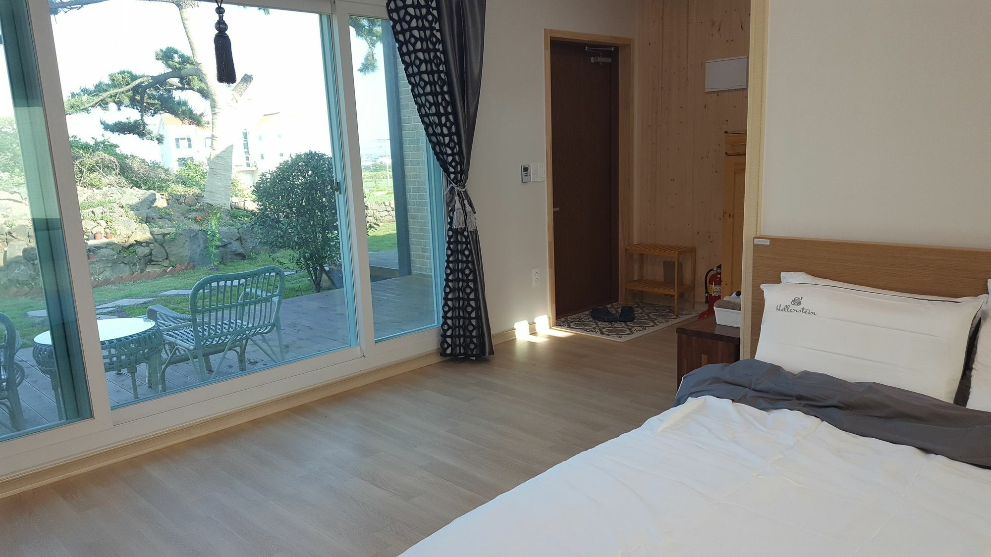 Wind Jeju Cafe & Pension Seogwipo Exterior photo