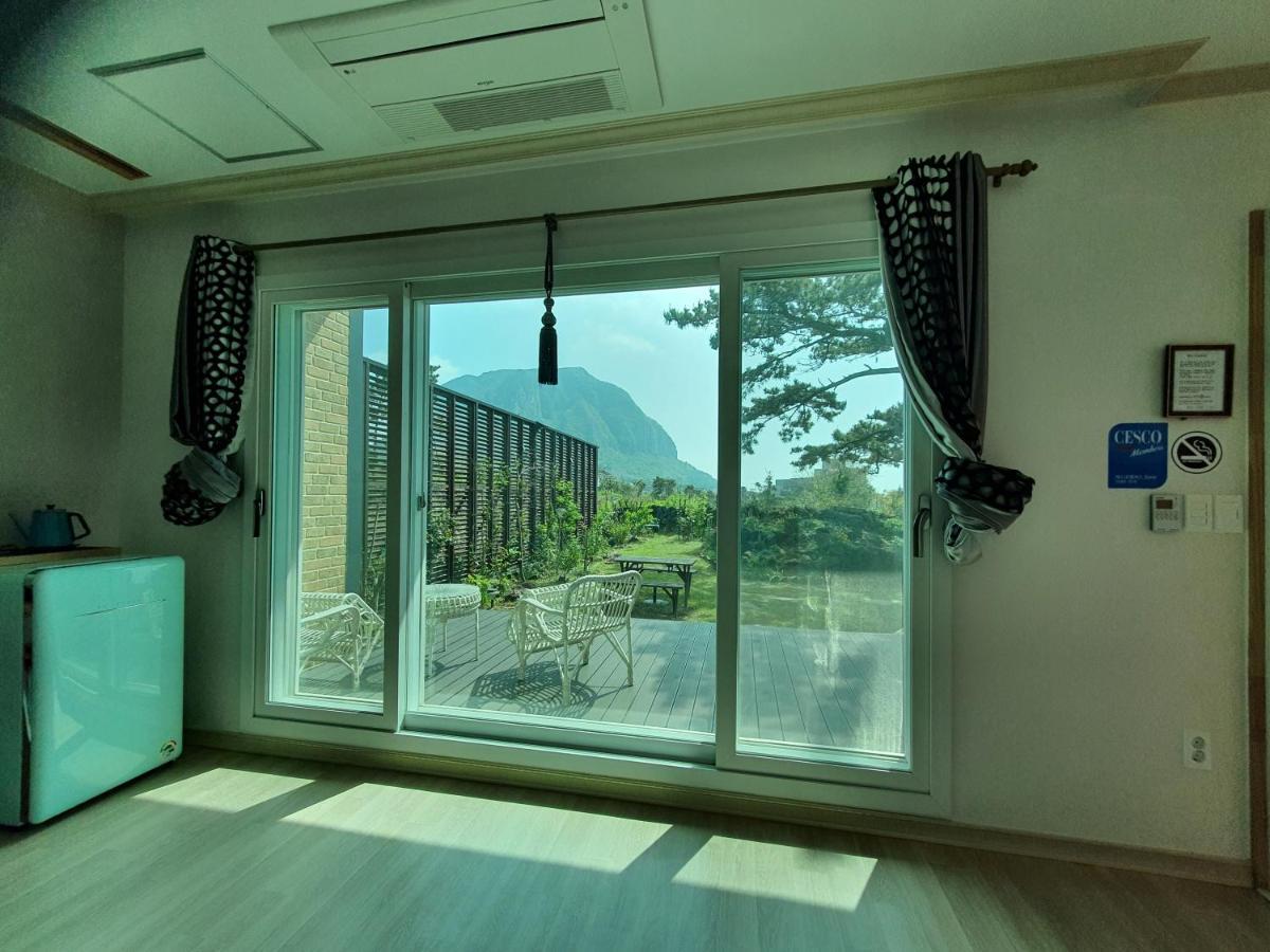 Wind Jeju Cafe & Pension Seogwipo Exterior photo